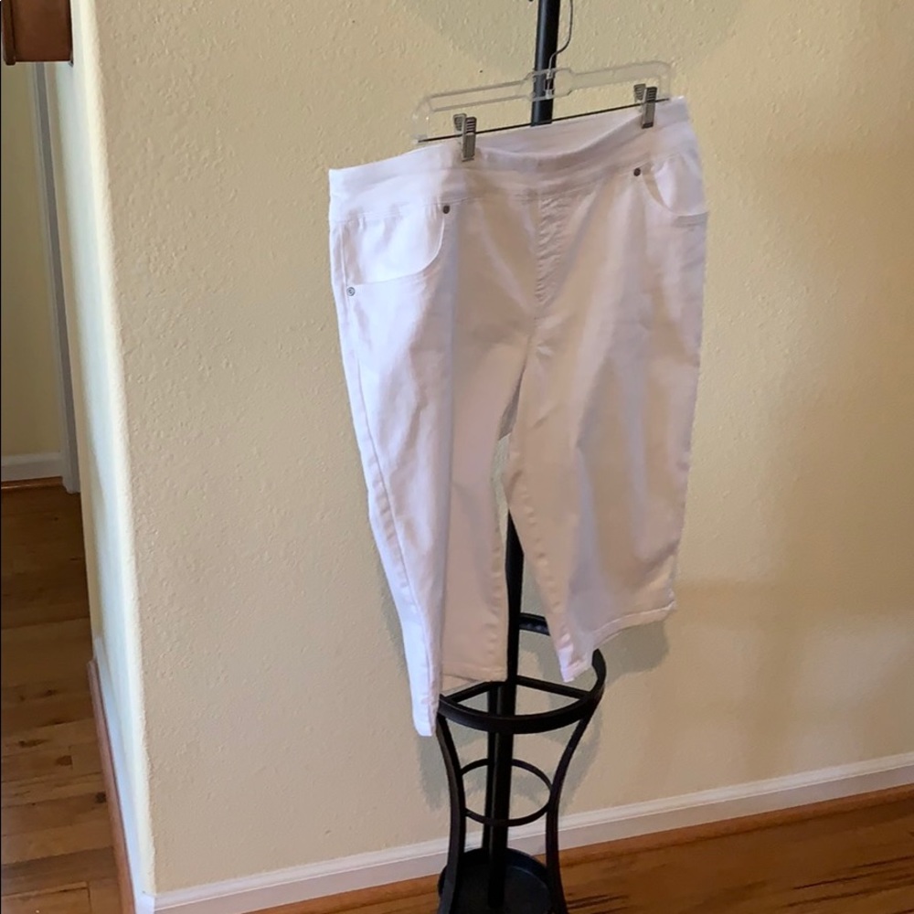 Cotton white capri’s